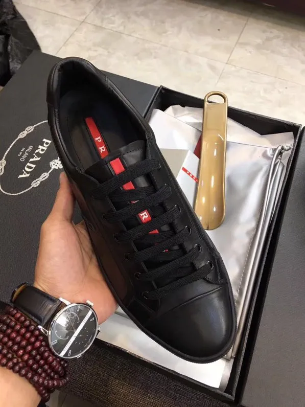 Factory price: 400💰Prada spring and summer men's genuine leather sports shoes, the highest version on the market, any comparison is welcome🆚! The original leather has excellent texture and is super high-end! Fetal sheep lining imported from Italy, removable pad! Luxurious materials and fine workmanship, highly recommended! Code number: 38-44, customized 45